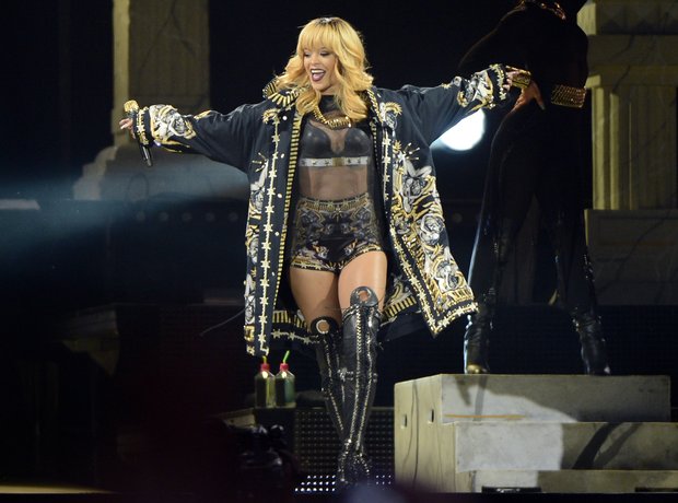 Rihanna performs on Dimonds tour