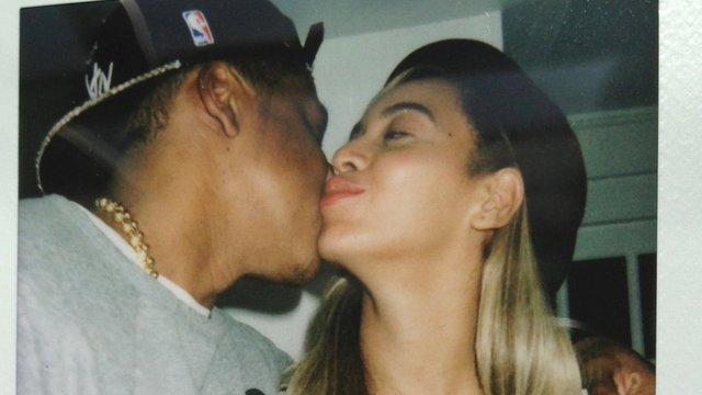 Beyonce and Jay-Z kiss