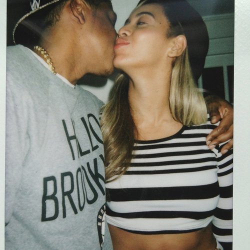 Beyonce and Jay-Z kiss