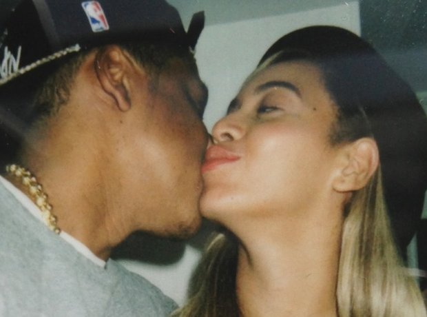 jay z and beyonce kissing