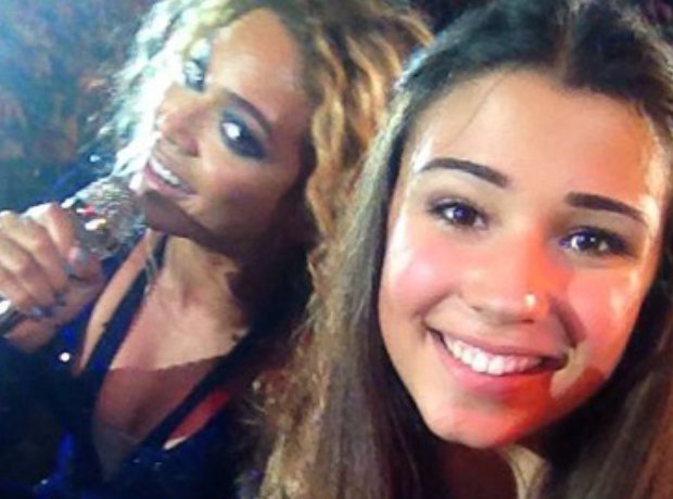 Beyonce Photobombing fan at gig