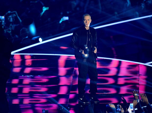 Eminem accepts the 'Best Hip Hop' award at the MTV