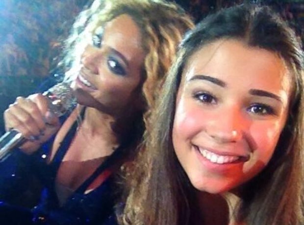beyonce poses for a selfie with a fan
