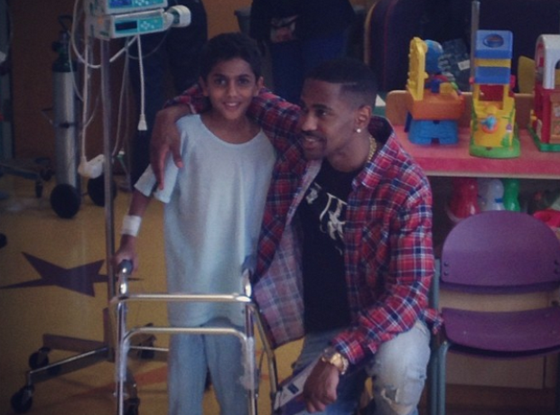 Big Sean visits childrens hospital