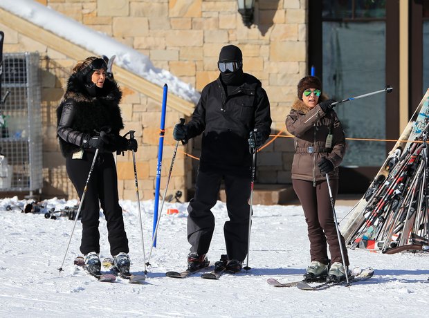 Kanye West and Kim Kasdashian skiing