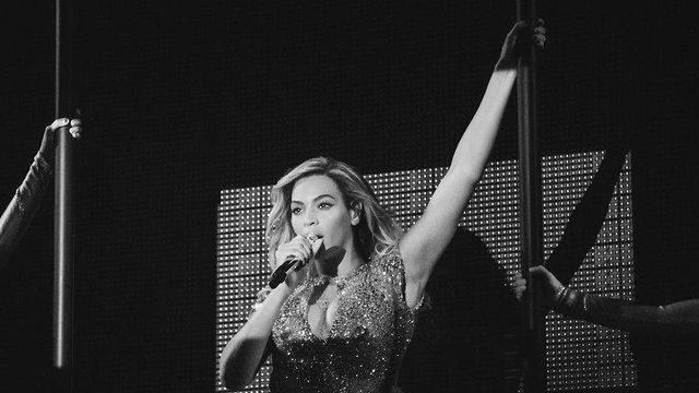 Beyonce performs Mrs Carter Tour
