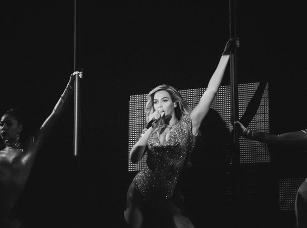 Beyonce performs in black and white on Mrs Carter Tour