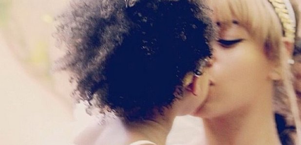 Beyonce and Blue Ivy kiss on instagram