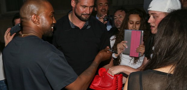 PEF Ondartet tumor pude Kanye West Signs Fan's Yeezys, Then Tells Him They Are Fake - Capital XTRA