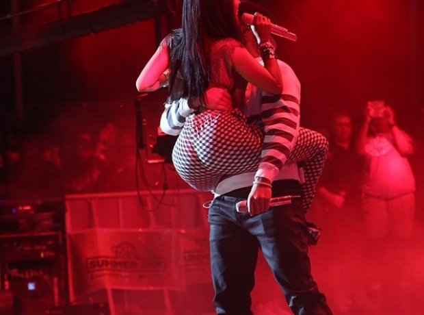 Drake holding Nicki Minaj up