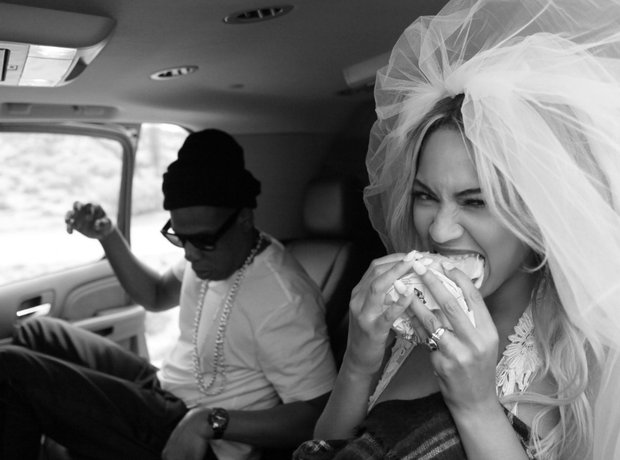 Beyonce eating a burger with Jay Z