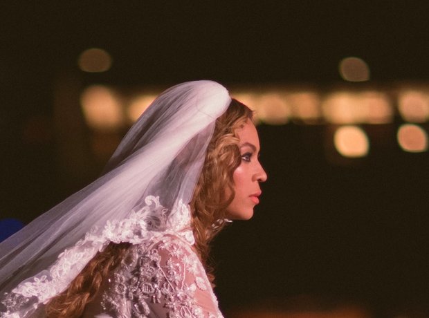 Beyonce wearing a wedding dress on the On The Run Tour 
