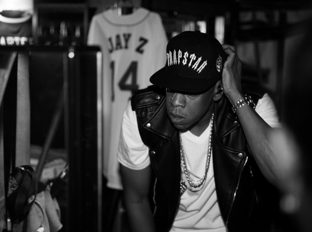 Representing Trapstar Jay Z Takes A Look At His Wife From Backstage 43 Capital Xtra