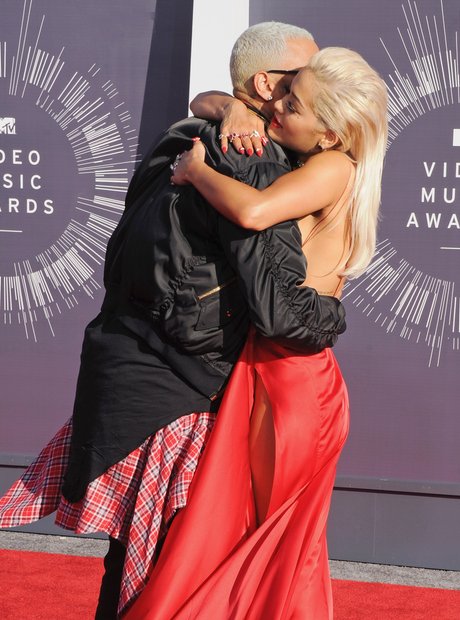 Rita Ora and Chris Brown hug at the VMAs 2014