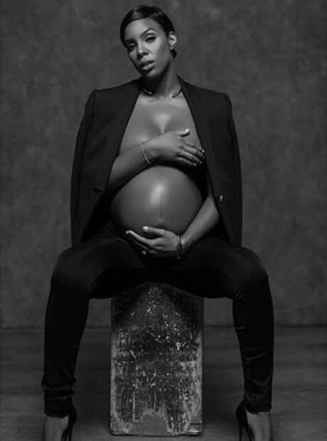 Kelly Rowland poses nude for Elle Magazine