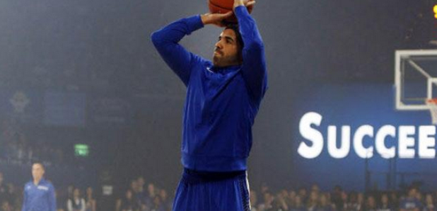 Drake shooting 3 pointers at NIKE headquarters 🏀🔥