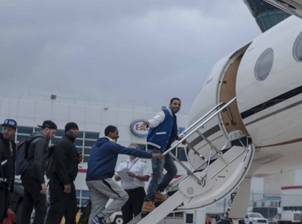 Drake on aeroplane 