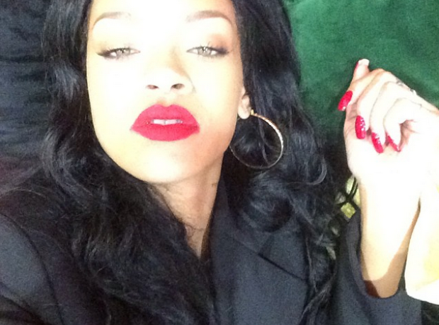 Rihanna instagram selfie