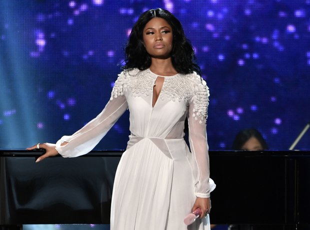 Nicki Minaj on stage American Music Awards 2014 