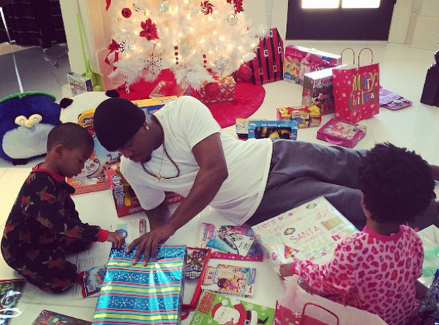 Ne-Yo helps his children open their presents on Ch