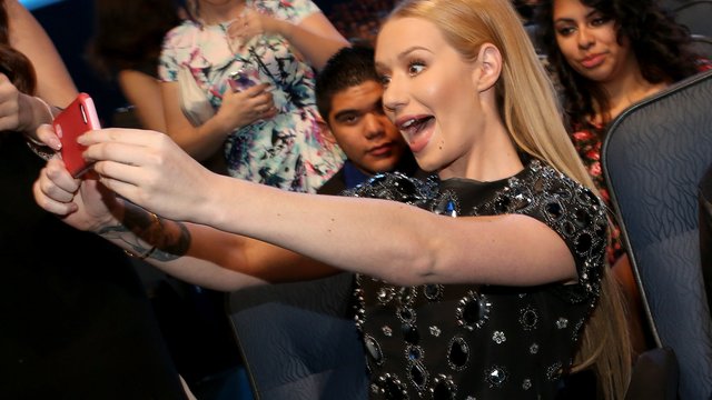 Iggy Azalea Selfie Fan 