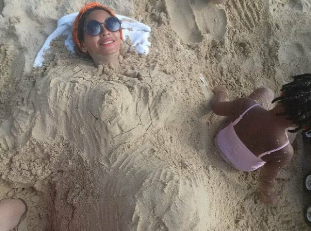 Beyonce pregnant in sand 
