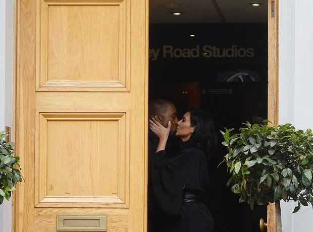 Kim and Maky kissing at abbey road studio 