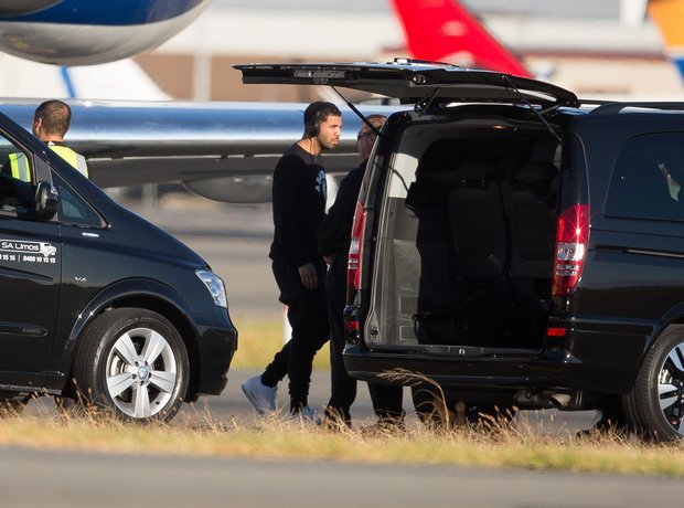 Drake arrives in Australia