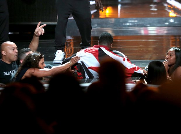 Diddy falls of stage at the bet Awards 2015