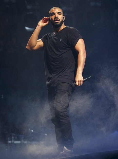 Drake performas at wireless 
