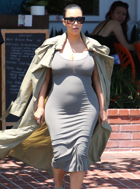 Kim Kardashian shows off baby bump 