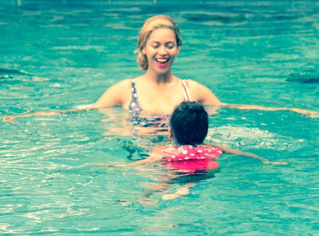 Beyonce and Blue Ivy swmiing