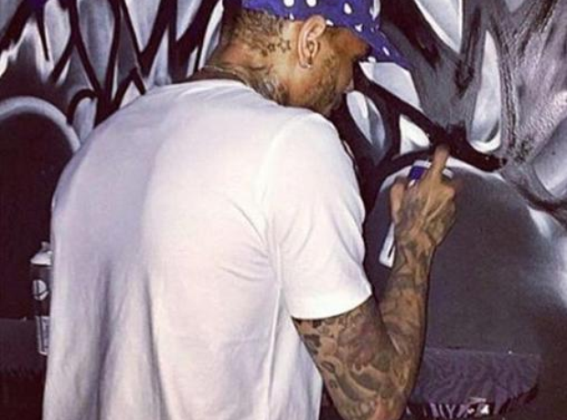 Chris Brown painting a new piece of art