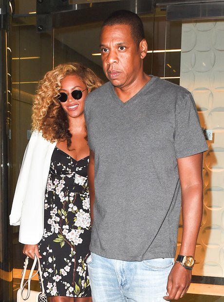 Jay Z and Beyonce holding hands 