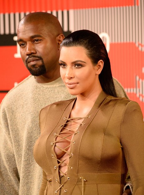 Kim Kardashian & Kanye West - MTV VMAs 2015 red ca