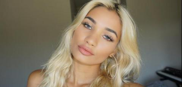 Pia Mia Selfie