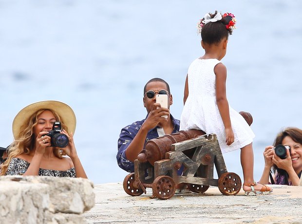 Beyonce and Jay Z Taking Pictures Of Blue Ivy 