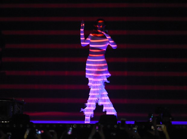 Rihanna The Brit Awards 2016 Live Performance