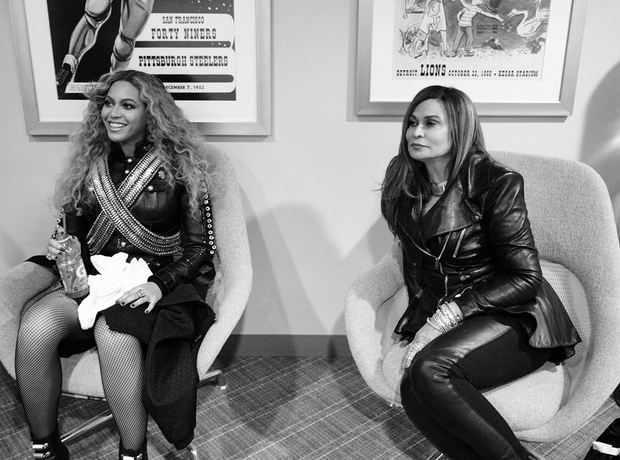 Beyonce and Tina Knowles backstage Superbowl 2016