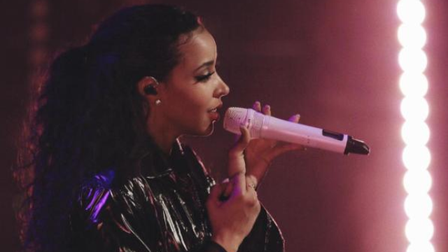 Tinashe holding microphone