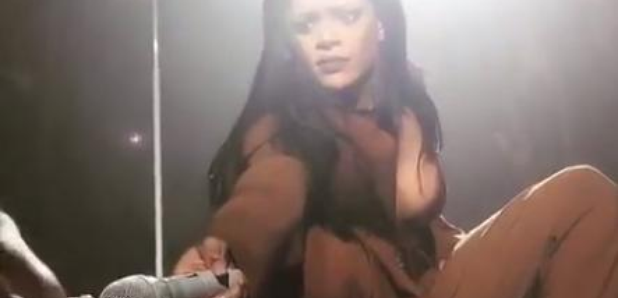 Fan singing to Rihanna ANTI tour