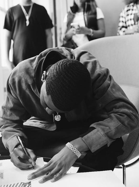 King Combs signing contract