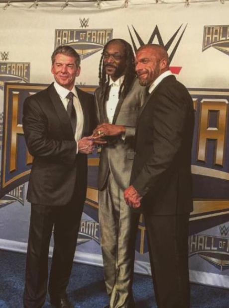 Snoop Dogg receiving WWE Hall Of Fame award