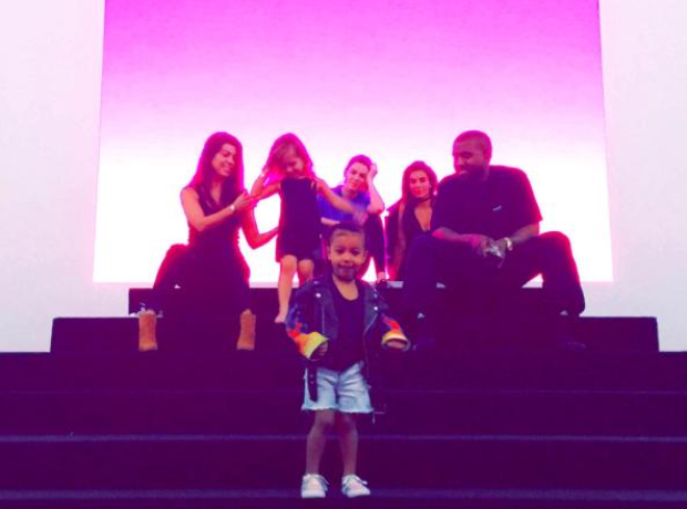 The Kardshians sat on steps