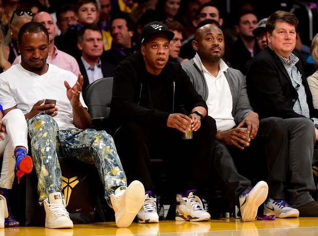 Jay z attends LA Lakers Game