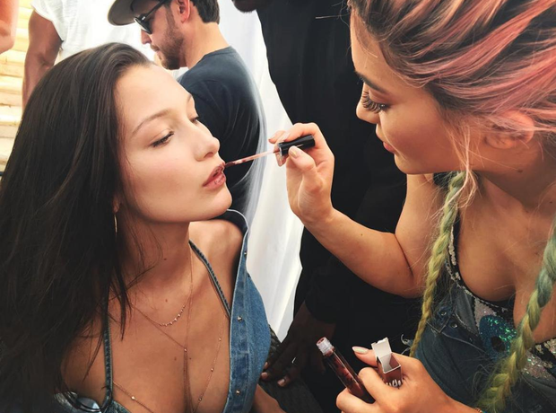 Kylie Jenner does Bella Hadid's make-up Coachella 