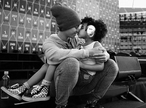 Beyonce and Blue Ivy cuddling without wedding ring