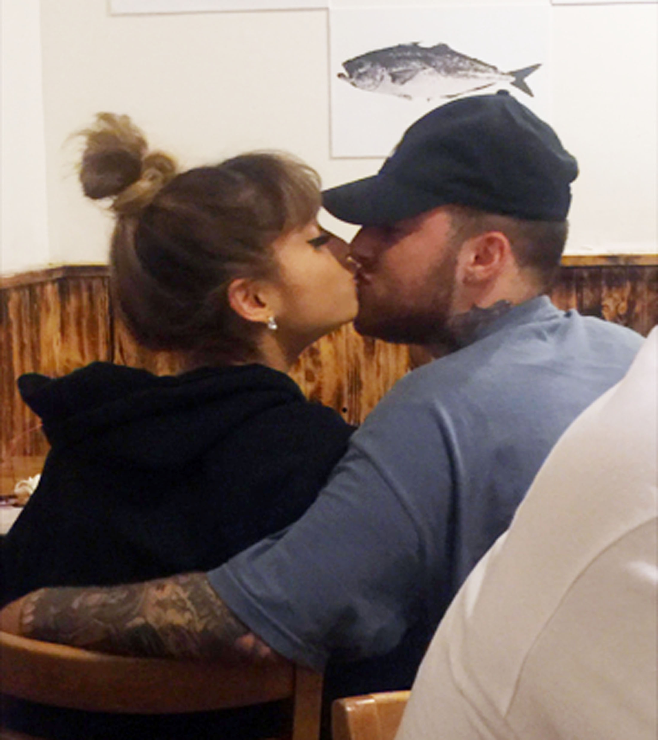 Ariana Grande kisses Mac Miller