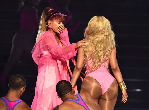 Ariana Grande and Nicki Minaj perform live MTV VMA