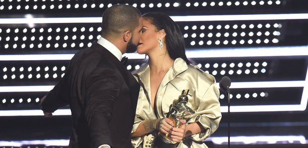 Drake presents Rihanna with award MTV VMAs 2016